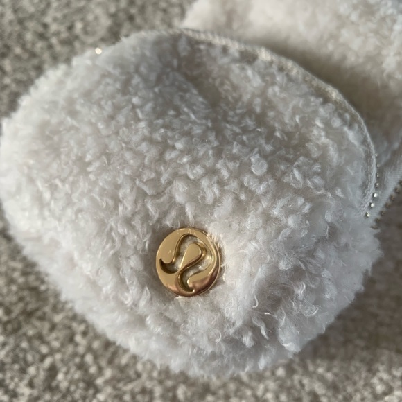 🔴 Lululemon Nano Clip On Backpack White Fleece Nwt - Picture 3 of 5